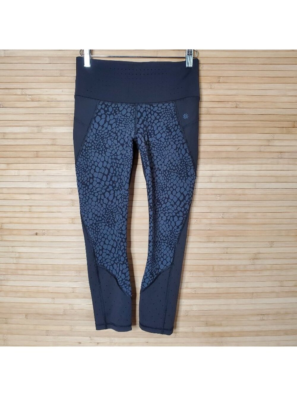 Athleta Crocodile Stealth TruCool Capri Black sz XS EUC leggings